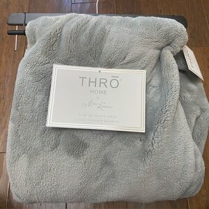 NWT Thro Gray Blanket Super Soft Plush Cozy Throw Neutral